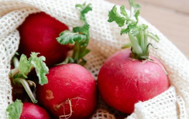Покладіть до лунки один продукт — і редиска виросте розміром з яйце: є на кожній кухні