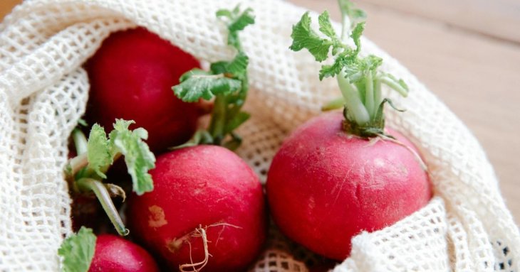 Покладіть до лунки один продукт — і редиска виросте розміром з яйце: є на кожній кухні