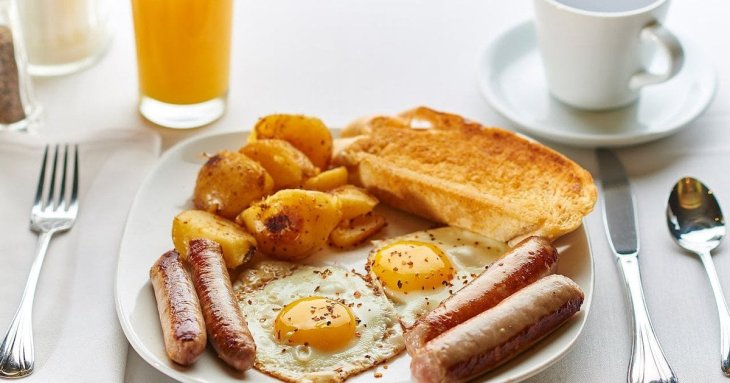 Помилка на сніданок, яка шкодить здоров’ю: лікарі розповіли, що не можна їсти зранку