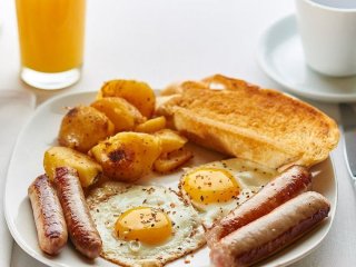 Помилка на сніданок, яка шкодить здоров’ю: лікарі розповіли, що не можна їсти зранку