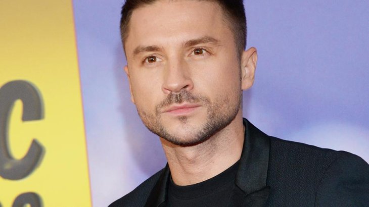 Покоривший гей-клуб Лазарев показал фото с любимыми