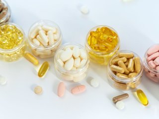 8 небезпечних побічних ефектів харчових добавок та вітамінів, про які мало хто знає