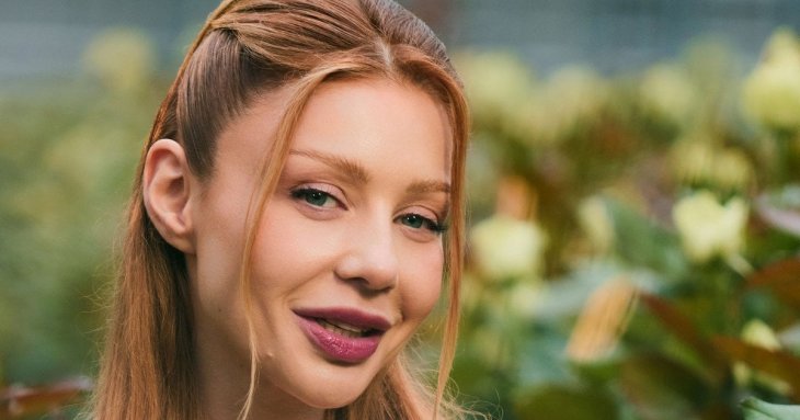 Тіна Кароль у міні з глибоким декольте похизувалася своїм щедрим урожаєм у заміському маєтку
