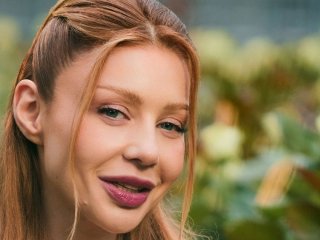 Тіна Кароль у міні з глибоким декольте похизувалася своїм щедрим урожаєм у заміському маєтку