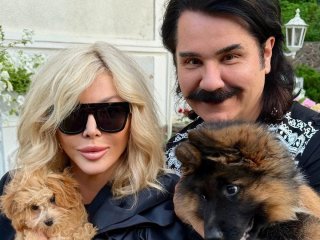 Ірина Білик у леопардових штанях вмостилася на колінах у Павла Зіброва: