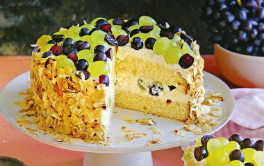 Вкусный и нежный десерт: рецепт творожный торта с виноградом