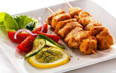 Шашлычки из куриной грудки с овощами