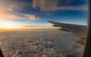 Пілот назвав похмуру причину, чому ілюмінатори літаків заокруглені – відео