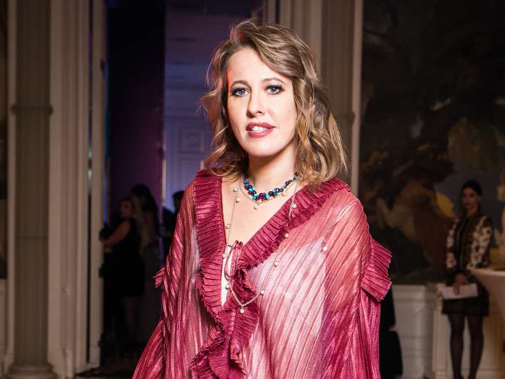 Ксения Собчак вела музыкальную премию в элегантном платье