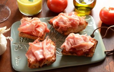 Тосты с помидорами и ветчиной