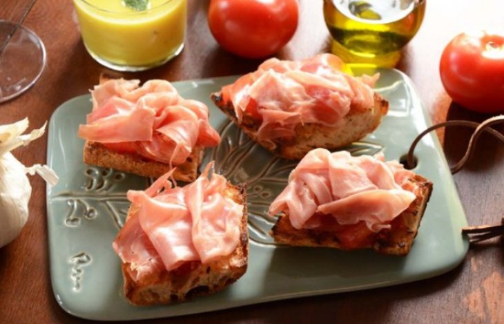 Тосты с помидорами и ветчиной