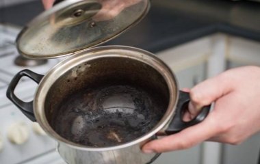 Несподіваний лайфгак, який допоможе відмити пригорілу каструлю: всипте склянку та проваріть  