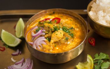 Курица с ананасами в томатном соусе карри