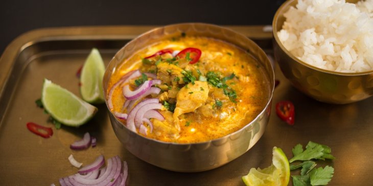 Курица с ананасами в томатном соусе карри