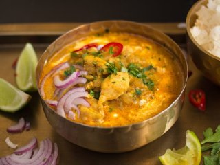 Курица с ананасами в томатном соусе карри