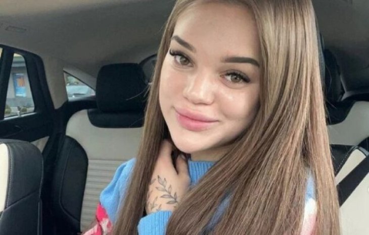 21-летняя Юлия Верба в эротическом монокини похвасталась большим бюстом