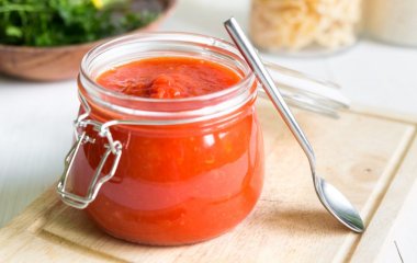 Наши бабушки всю жизнь так делали: рецепт домашнего кетчупа с чесноком