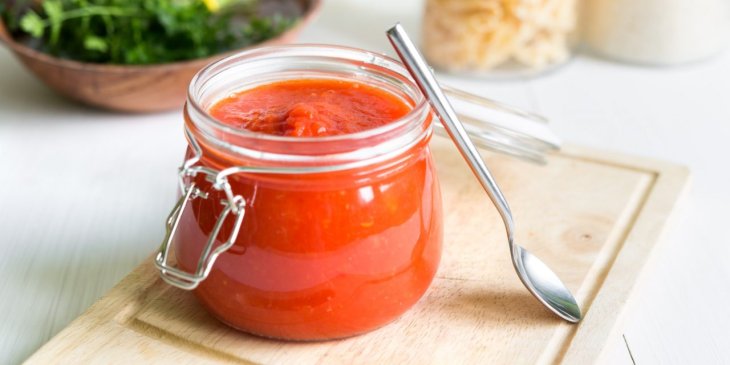 Наши бабушки всю жизнь так делали: рецепт домашнего кетчупа с чесноком