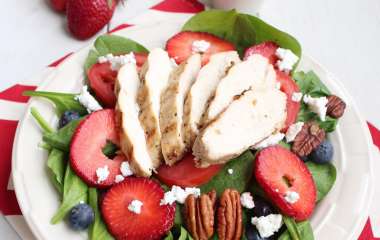 Салат из помидоров и земляники