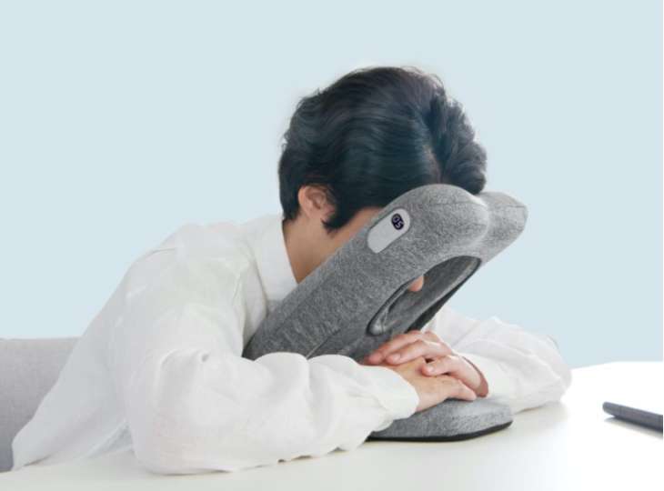 В Японии придумали подушку для послеобеденного сна прямо за столом в офисе