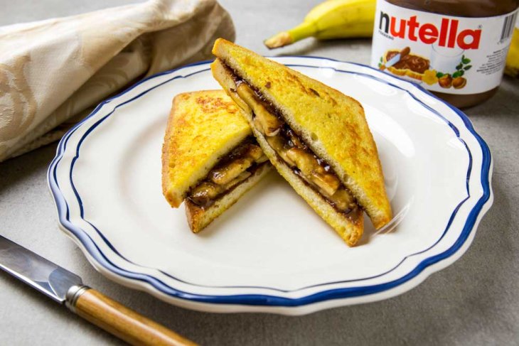 Вкусный завтрак: быстрый рецепт хрустящих сэндвичей с нутеллой и бананом