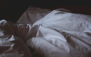 Глибокий сон та краса щоранку: які простирадла реально корисні для тіла