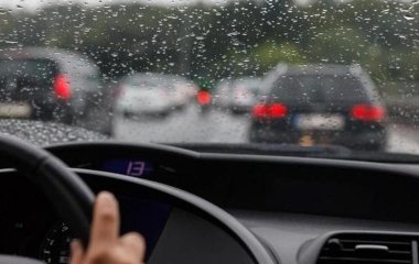 Як захистити бокове скло від дощів, запотівання та обмерзання: простий лайфгак від автомобільного експерту