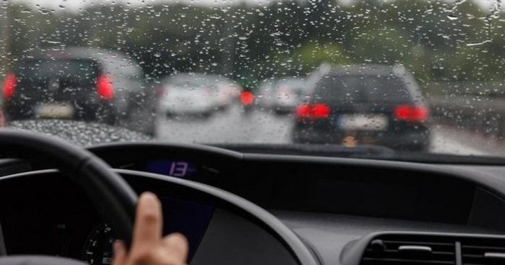 Як захистити бокове скло від дощів, запотівання та обмерзання: простий лайфгак від автомобільного експерту