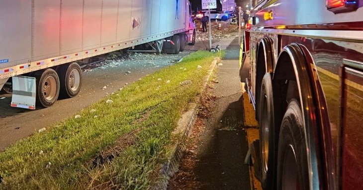 Вантажівка перекинулася та засипала дорогу популярними цукерками — що було потім