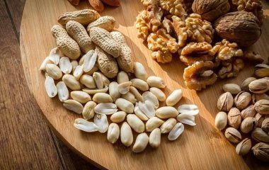 Дорогі ягоди годжі або насіння чиа цілком можна замінити продуктами, які продаються в кожному магазині