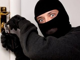 Юний грабіжник не зміг втекти з місця злочину, оскільки врізався у скло (ВІДЕО)