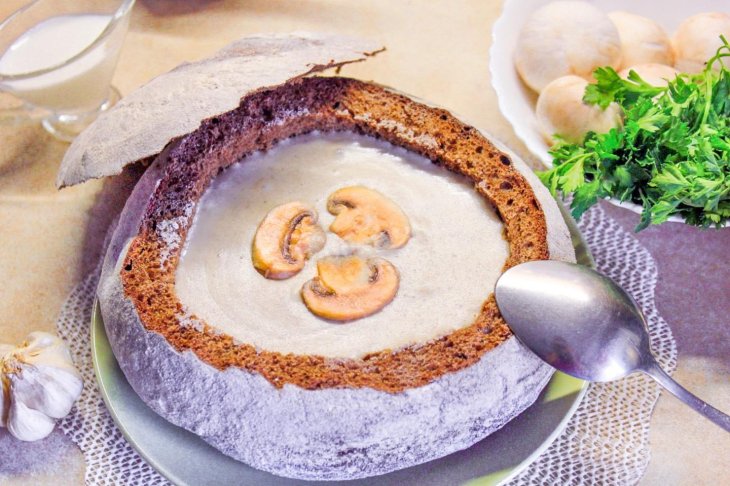 Зимняя классика: чесночный крем-суп в хлебной тарелке