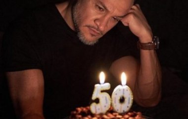 Эктор Хименес-Браво отметил юбилей: дорогой ресторан и танцующие девушки