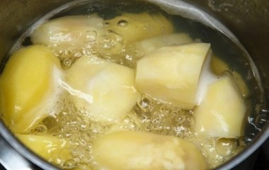 Що додати у воду під час варіння картоплі: приготується швидше та буде смачнішою