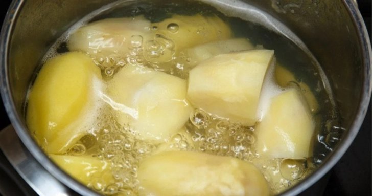 Що додати у воду під час варіння картоплі: приготується швидше та буде смачнішою