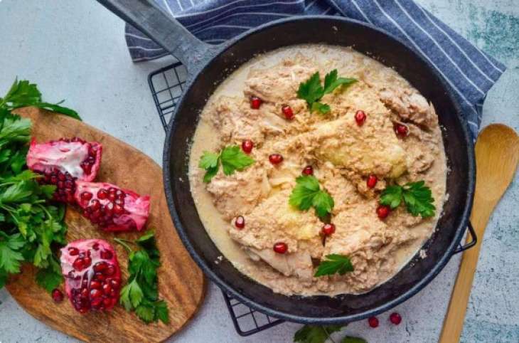 Традиційна грузинська страва з курки та волоських горіхів: рецепт шедевру