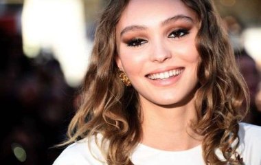 Лили-Роуз Депп пришла на премьеру фильма в джинсах и топе 