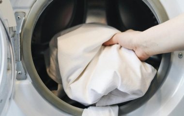 Як легко позбутися найстійкіших плям: один звичайний продукт з магазину врятує улюблену футболку