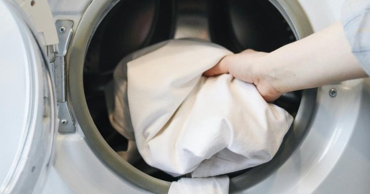 Як легко позбутися найстійкіших плям: один звичайний продукт з магазину врятує улюблену футболку