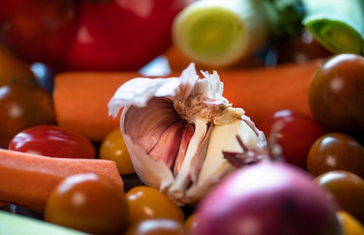 Как убрать запах чеснока: три продукта, о которых вы не догадывались