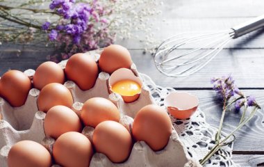 Токсичны для организма: медики рассказали о вреде переваренных яиц