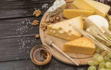 Чи можна заморожувати твердий сир: скільки часу зберігається продукт у холодильнику