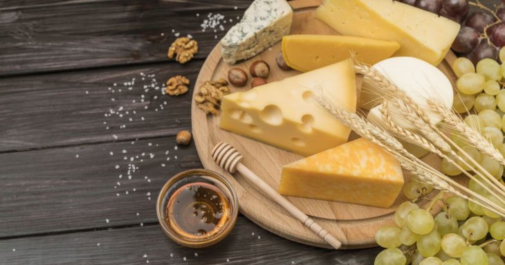 Чи можна заморожувати твердий сир: скільки часу зберігається продукт у холодильнику