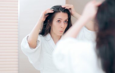 Дерматовенеролог розповіла, як врятувати волосся від випадіння