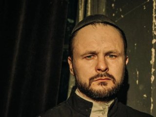 Відомого українського актора заскочили за кермом таксі: у Мережі спалахнули суперечки