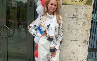 Стефания Маликова делится милыми кадрами с младшим братом Марком во время карантина