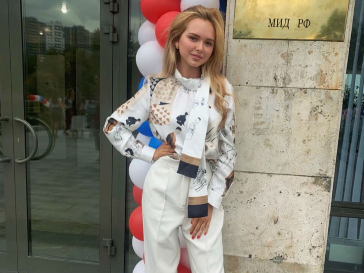 Стефания Маликова делится милыми кадрами с младшим братом Марком во время карантина