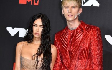 Меган Фокс показала свое обручальное кольцо: с огромными бриллиантом и изумрудом