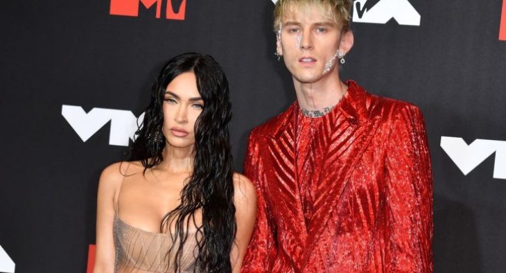 Меган Фокс показала свое обручальное кольцо: с огромными бриллиантом и изумрудом