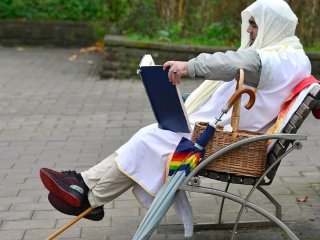 Чоловік роками отримує гроші від держави, але не шукає роботу: в чому річ
